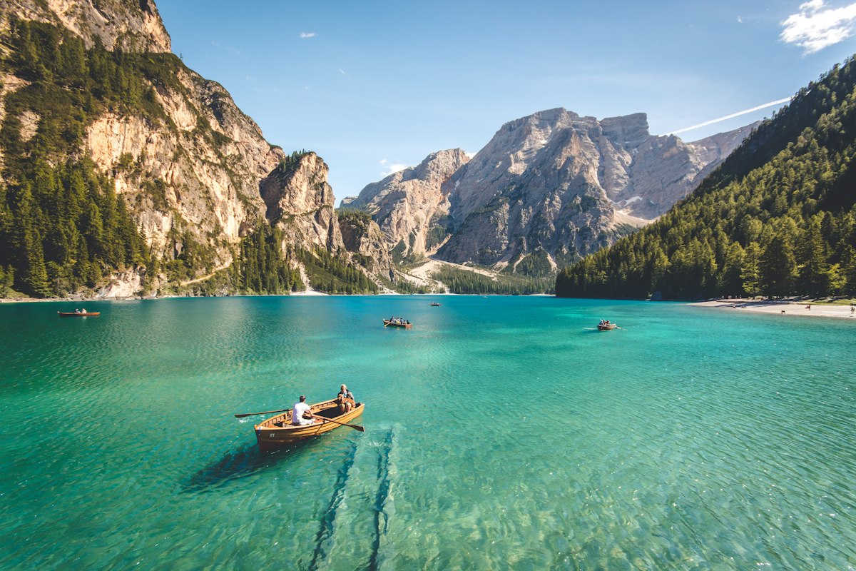 Paisaje montañoso europeo con lago y cielo despejado, un destino típico del turismo Schengen