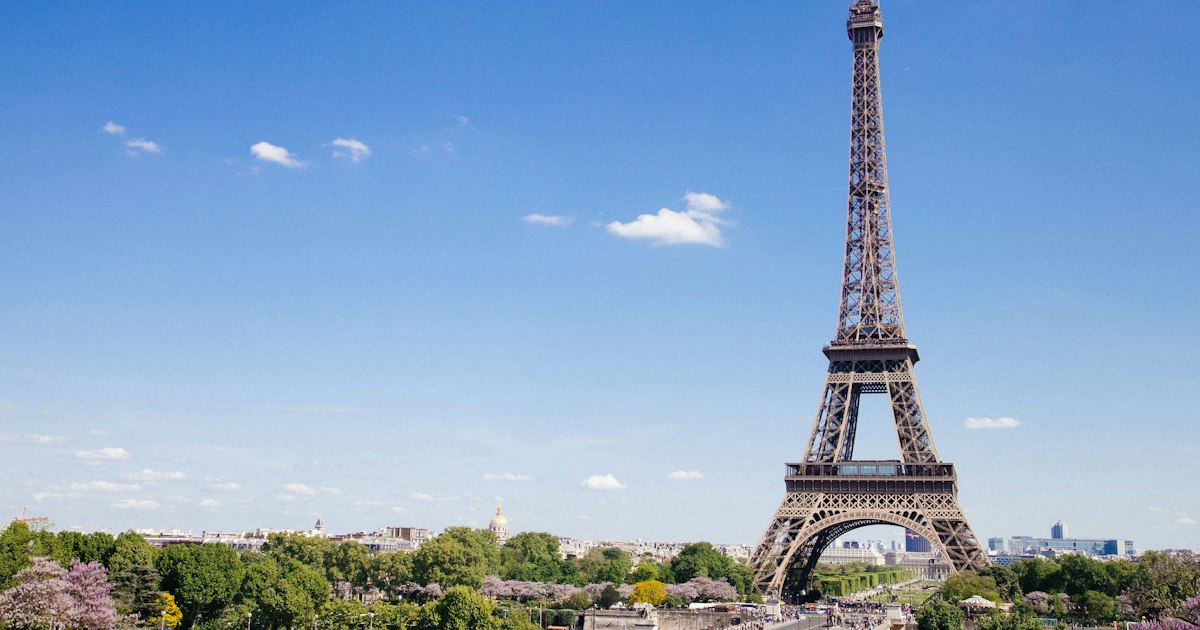 Torre Eiffel de París vista al atardecer, símbolo de Francia como destino de estudios para colombianos