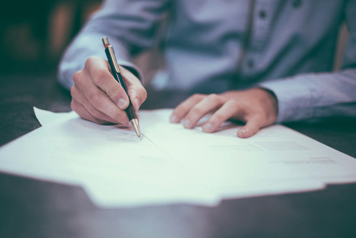 Persona completando un formulario de solicitud