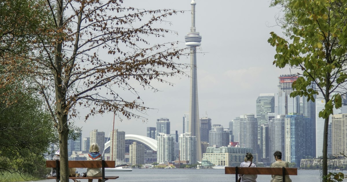 Vista panorámica del horizonte de Toronto con la Torre CN junto al lago
