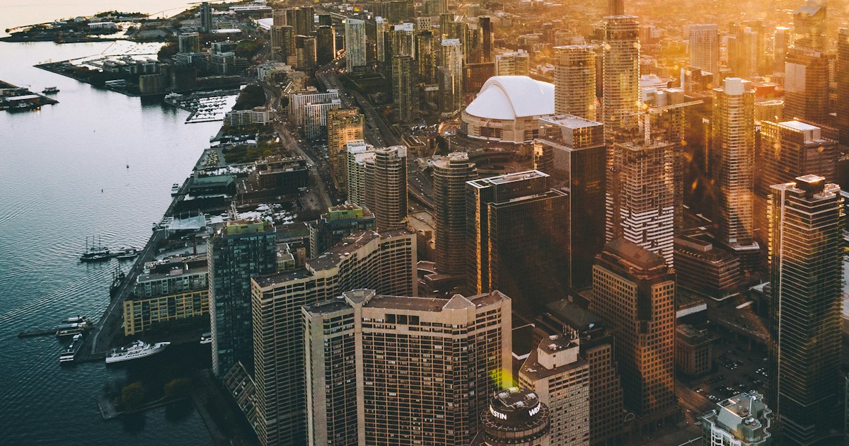 Horizonte de Toronto con la Torre CN elevándose sobre la ciudad en un día despejado